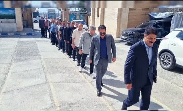 دانش آموز | دانش آموزان دیدار دانشآموزان ۵۴ ساله با معلمشان پس از ۳۶ سال