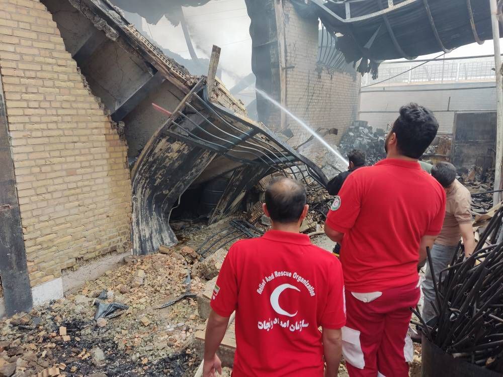 آتش سوزی | صنعت آتشسوزی کارخانه رنگ شهرک صنعتی جتآباد ایوانکی 2 مصدوم بر جا گذاشت