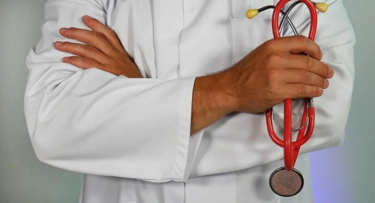 مهاجرت پزشکان به اسپانیا 2025: راهنمای جامع معادلسازی مدارک، آزمون MIR و بررسی درآمد